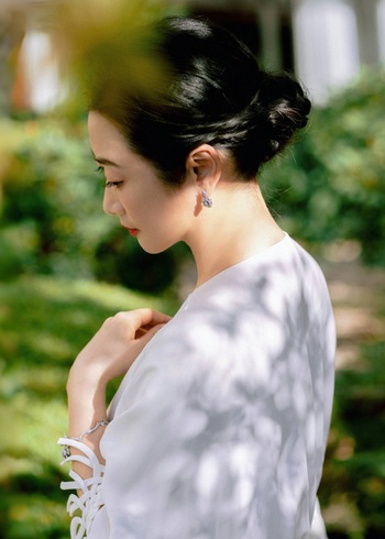 闪闪发光的女性